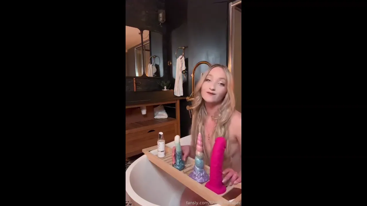 Chloe Chevalier - Nue JOuvre Mon Cul avec des Godes dans Mon Bain