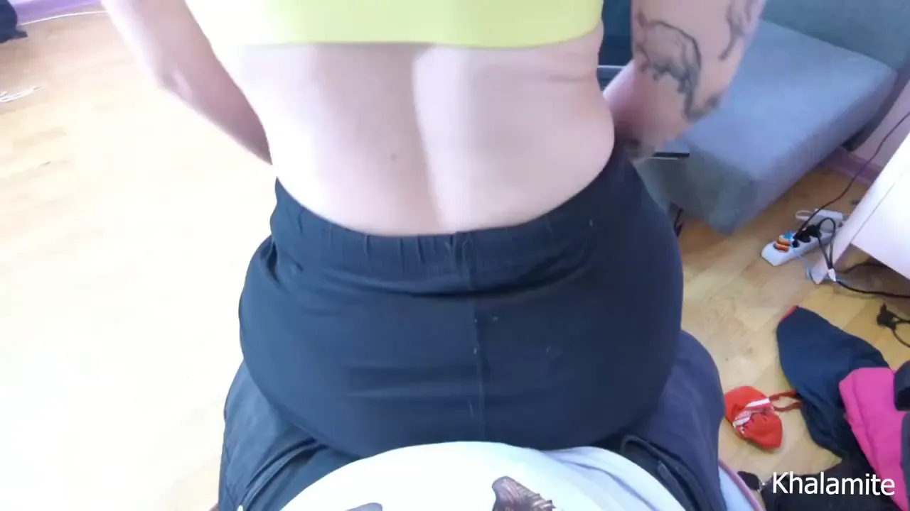Khalamite Sextape Travaille Son Cul Pendant Que Son Copain Regarde Son Émission Vidéo Porno Leaks