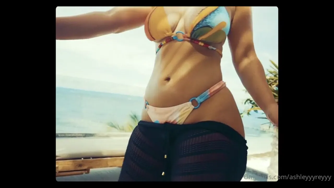 Ashleyyyreyyy Shows Off Her Perfect Beach Body
