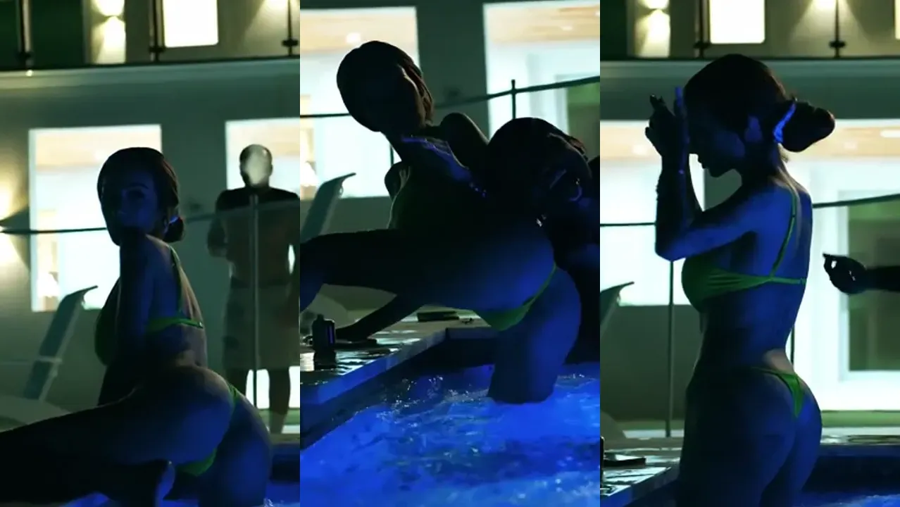 Bhadbhabiexrated Twerks In A Pool Party